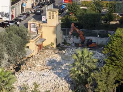 Un grande �buco� circondato da una serie di alberi sopravvissuti si � quindi aperto in una zona centrale di Bari...